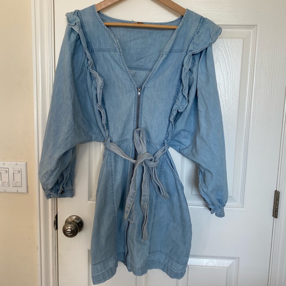 Free people Jean ruffle dress with belt!